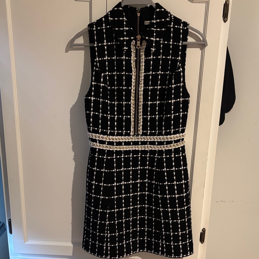 Elegant Black and White Sleeveless Dress